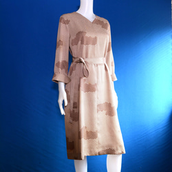 着物リメイク　ロングワンピース(絹着物地）Ｖネック 3枚目の画像