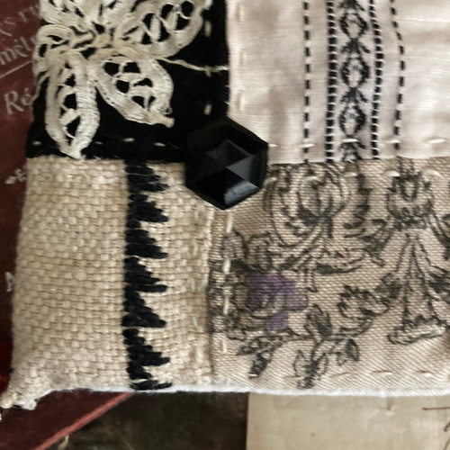 シャビーな白と黒のアンティークレースモチーフスクエア42キルト