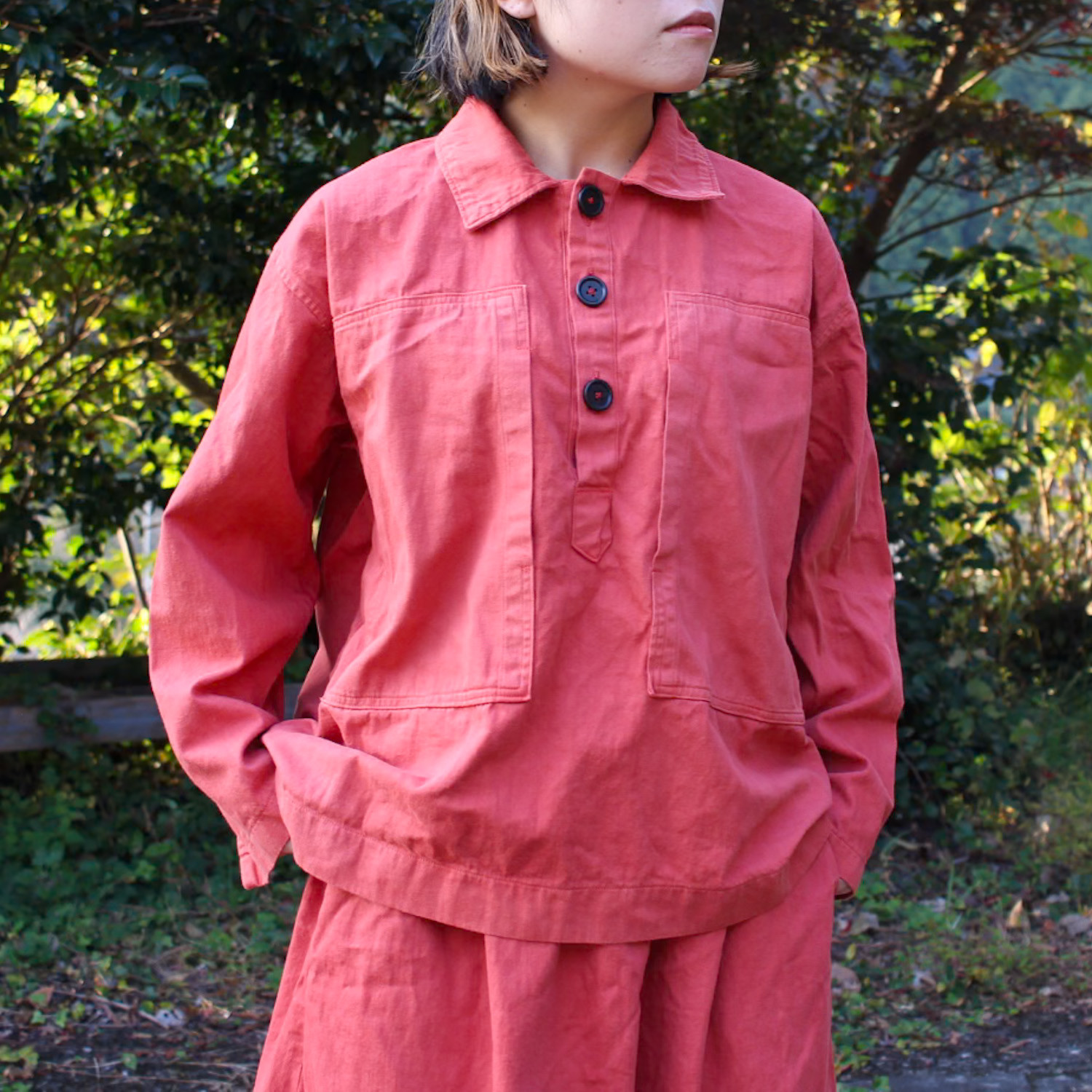 sabi – denim pullover shirt 紅梅色（こうばいいろ）／インド茜染め