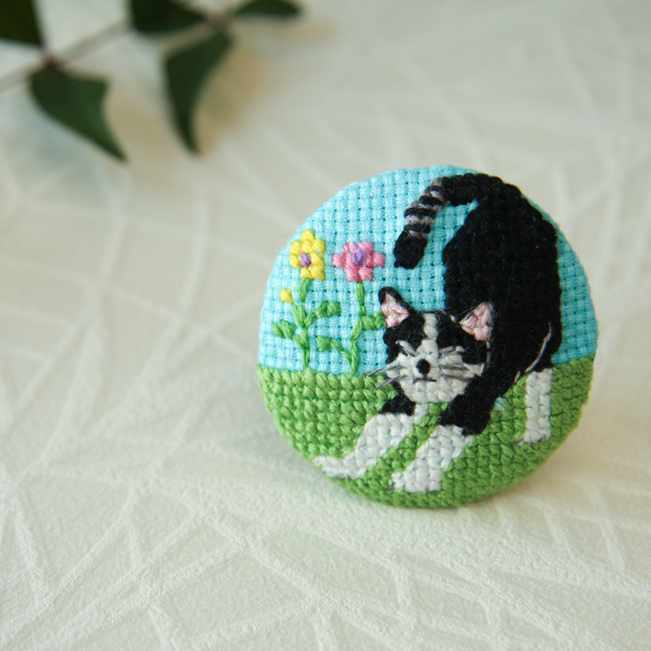 猫 ハンドメイド ペンダントブローチ兼用＊お右向きすわり（大）