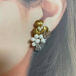 スミレの耳飾り USA製の真鍮 ピアスイヤリングに変更 フランス製アンティークビーズ 3枚目の画像