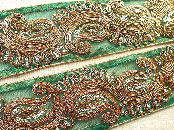 50cmより インド刺繍テープ スパンコールチロリアンテープ緑☆カルトナージュ☆ハンドメイド☆手芸用品 リボン インドサ 3枚目の画像