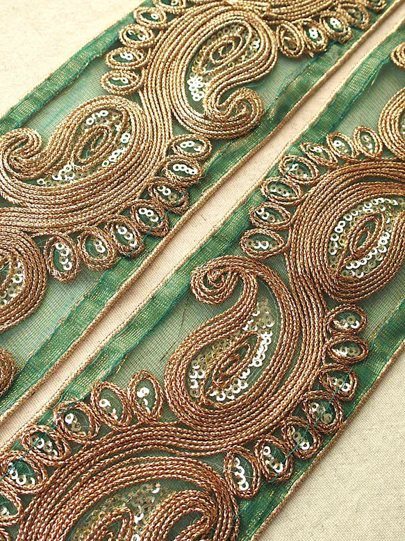 50cmより インド刺繍テープ スパンコールチロリアンテープ緑☆カルトナージュ☆ハンドメイド☆手芸用品 リボン インドサ 2枚目の画像