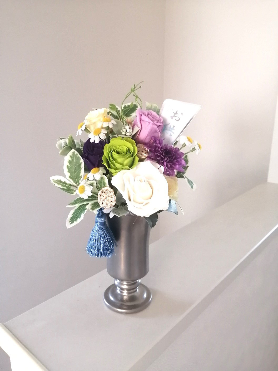 お供え花　青のタッセル　男性用　プリザーブドフラワー　カモミール