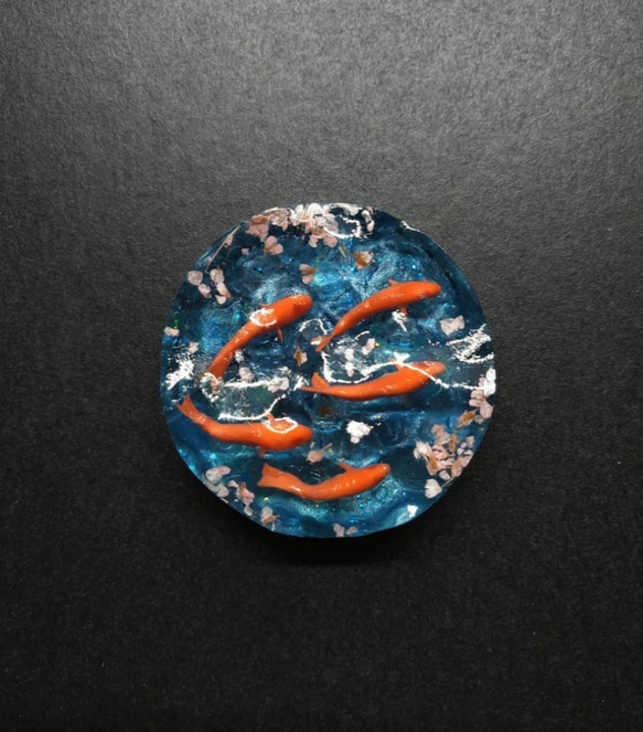 金魚と桜の美しい共演　波紋レジン(ご希望に合わせてポニーフックやキーホルダーなどに♡) 6枚目の画像