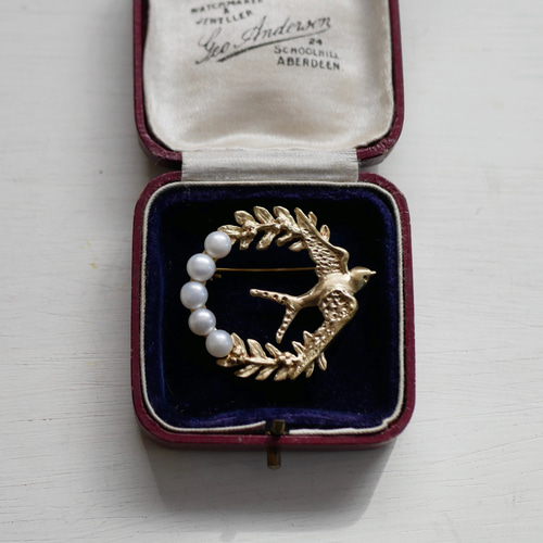 ブローチ【飛び立つ鳥/brass】淡水パール フォーマル お呼ばれ ツバメ