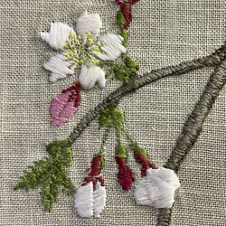 草花の刺繍タペストリー2024春新作　萌黄　桜　和モダン　春色2024　桜ハンドメイド2024 3枚目の画像