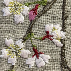 草花の刺繍タペストリー2024春新作　萌黄　桜　和モダン　春色2024　桜ハンドメイド2024 2枚目の画像