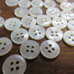 白蝶貝のボタン　11.5mm   No.123 (4穴）　20個 2枚目の画像