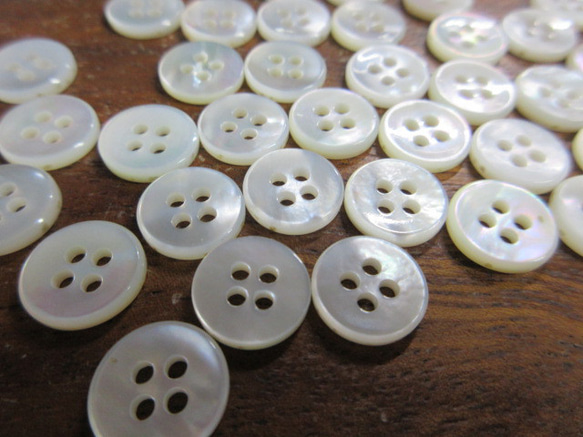白蝶貝のボタン　11.5mm   No.123 (4穴）　20個 2枚目の画像