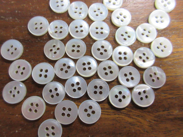 白蝶貝のボタン　11.5mm   No.123 (4穴）　20個 1枚目の画像