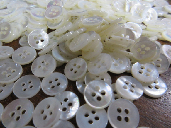 白蝶貝のボタン　11.5mm   No.123 (4穴）　20個 9枚目の画像