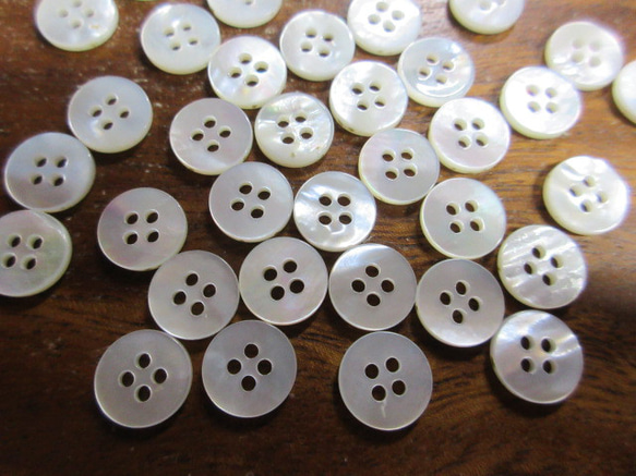 白蝶貝のボタン　11.5mm   No.123 (4穴）　20個 4枚目の画像