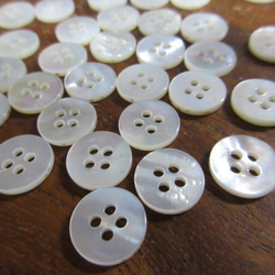 白蝶貝のボタン　11.5mm   No.123 (4穴）　20個 6枚目の画像