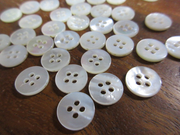 白蝶貝のボタン　11.5mm   No.123 (4穴）　20個 6枚目の画像