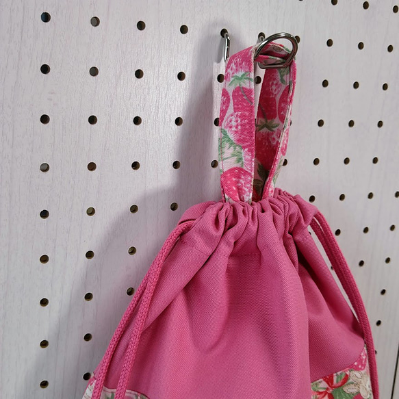 【体操着袋】イチゴ畑のうさぎさん　ピンク×ローズピンク 5枚目の画像