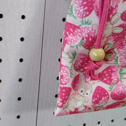 【体操着袋】イチゴ畑のうさぎさん　ピンク×ローズピンク 6枚目の画像