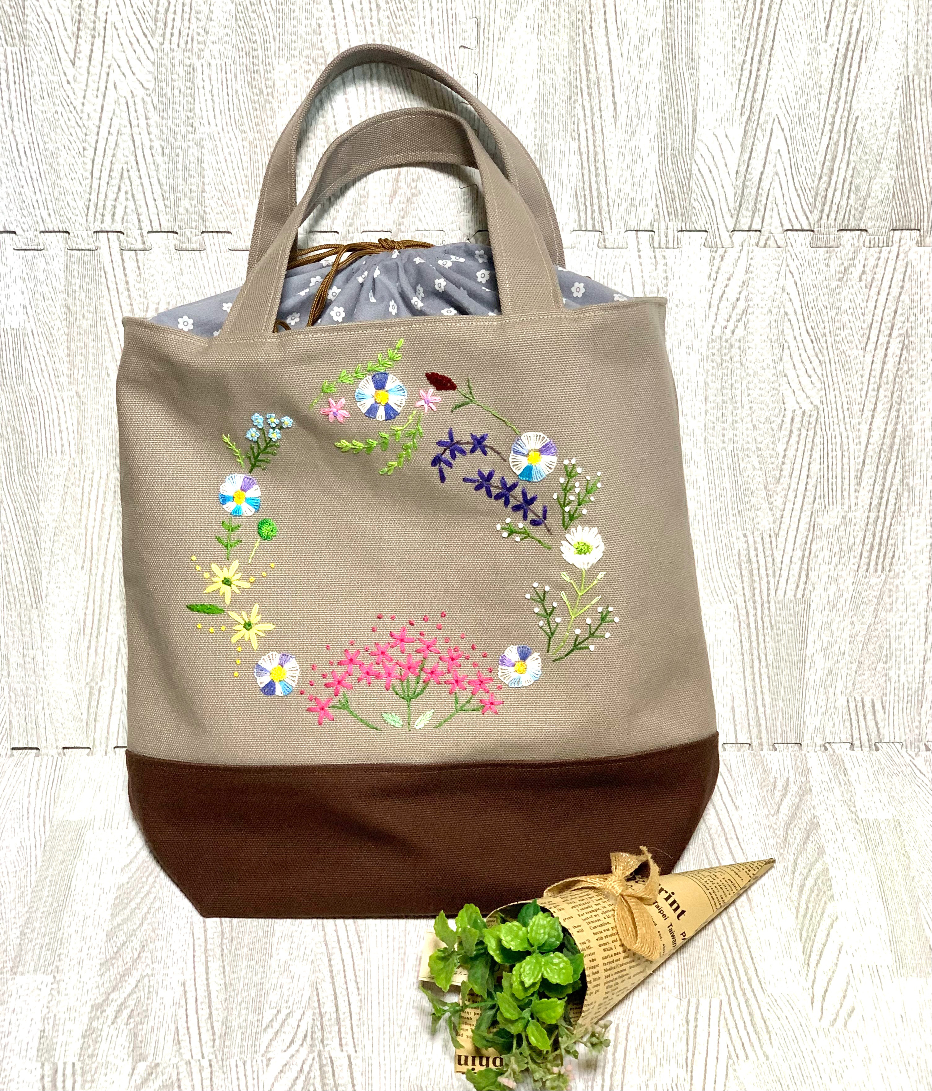 ペンタスとカラフルな野花の巾着トート