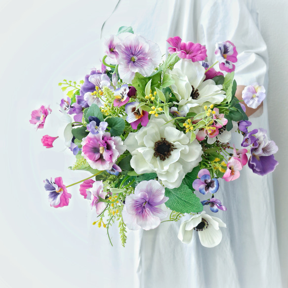 花屋が束ねるパンジーとアネモネのブーケ(ブートニア付き)ウェディング/高品質アーティフィシャルフラワー 1枚目の画像