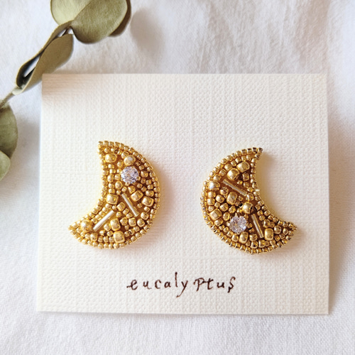 ビーズ刺繍 三日月の耳飾り ピアス or イヤリング ピアス（スタッド