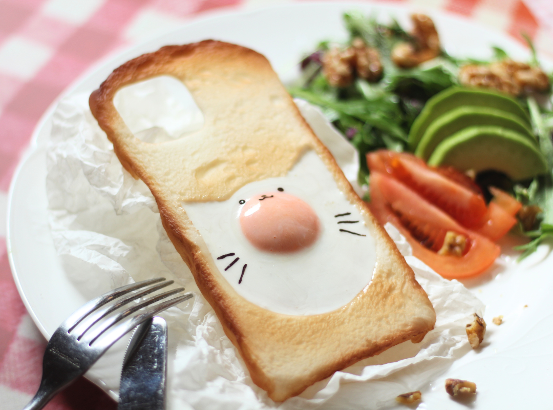 受注生産１カ月待ち〈スマホ全機種対応〉猫さん目玉焼きのトーストスマホケース　＊iphone16対応