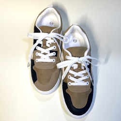 ◆實體減價1500日圓/24.0cm ◆時尚不對稱三色運動鞋（米色×白色×黑色） 第1張的照片