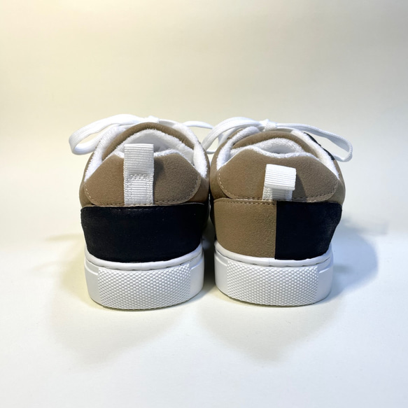 ◆實體減價1500日圓/24.0cm ◆時尚不對稱三色運動鞋（米色×白色×黑色） 第5張的照片
