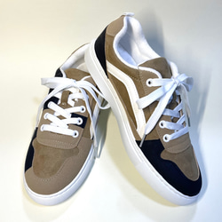 ◆實體減價1500日圓/24.0cm ◆時尚不對稱三色運動鞋（米色×白色×黑色） 第2張的照片