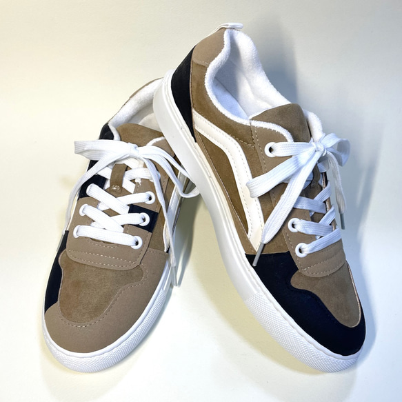 ◆實體減價1500日圓/24.0cm ◆時尚不對稱三色運動鞋（米色×白色×黑色） 第2張的照片