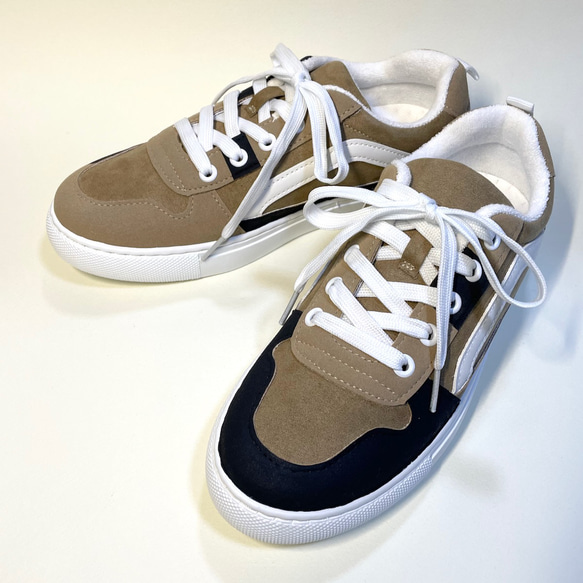 ◆實體減價1500日圓/24.0cm ◆時尚不對稱三色運動鞋（米色×白色×黑色） 第3張的照片