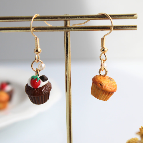 こだわり カップケーキ 苺とチョコ（ピアス / イヤリング/ストラップ