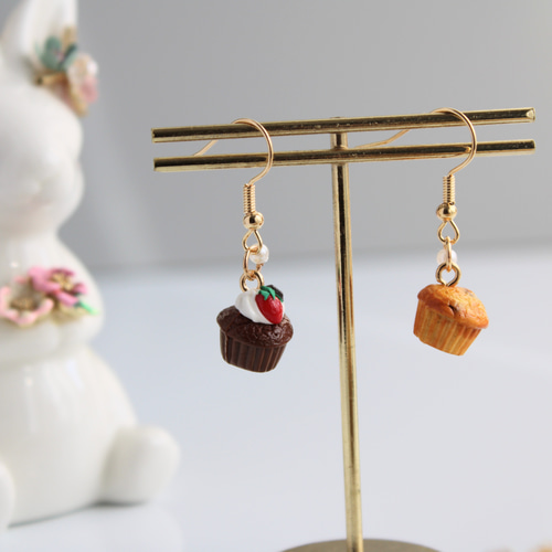 こだわり カップケーキ 苺とチョコ（ピアス / イヤリング