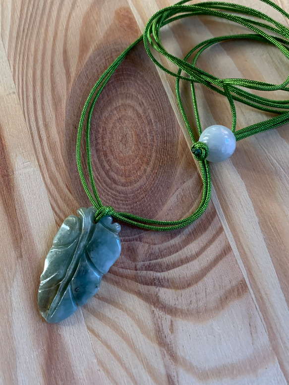 A貨ミャンマー翡翠葉彫板珠 のお紐仕立て 無段階調節可能ネックレス 1枚目の画像