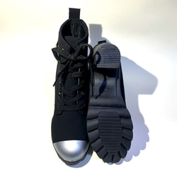 美腿雙色側拉鍊吊飾靴（黑x銀） 第5張的照片