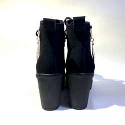 美腿雙色側拉鍊吊飾靴（黑x銀） 第4張的照片