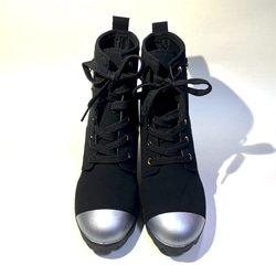 美腿雙色側拉鍊吊飾靴（黑x銀） 第3張的照片