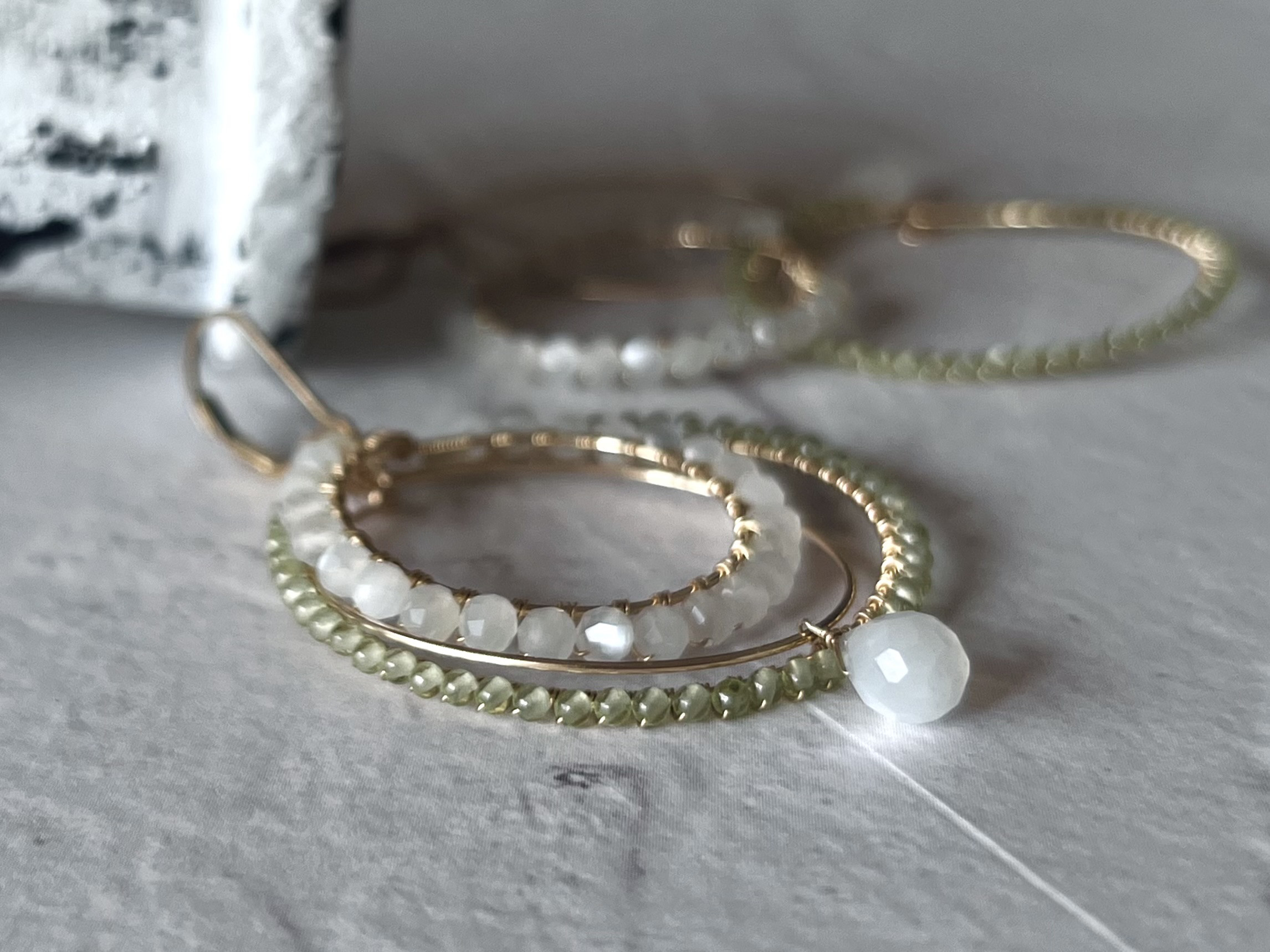 【再販】フープ 着せ替えチャーム/ピアス/イヤリング【ホワイトムーンストーン＆ペリドット②】14kgf 6月8月誕生石