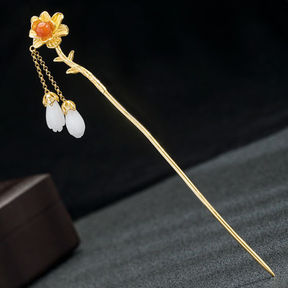 木蓮の花をイメージした簪 - 華やかなガーネットとネフライトが輝く 