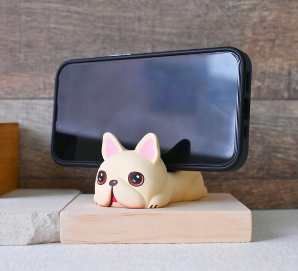 かわいいフレンチブルドッグクリームフレンチブルドッグ携帯電話ホルダー手作り木製癒し小さな木彫り人形名刺ホルダー 2枚目の画像