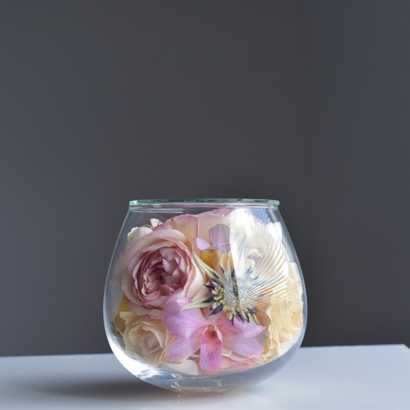 「Quinny」　クイニー 薔薇と蘭とカーネーションの小さなドライフラワー　ガラスドーム 【一点モノ】 4枚目の画像