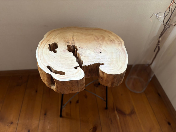天然木 高野槙切り株アイアンテーブル　サイドテーブル　コーヒーテーブル　リビングテーブル 3枚目の画像