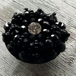 再販　ダーク・ロマンティックな漆黒のビーズの大きなお花の帯留め「フラワー・ノアール」 1枚目の画像