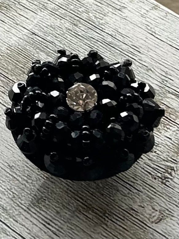 再販　ダーク・ロマンティックな漆黒のビーズの大きなお花の帯留め「フラワー・ノアール」 1枚目の画像