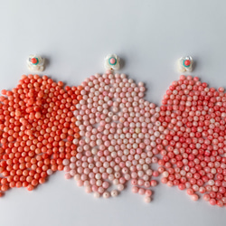 貝と珊瑚のお花スタッドピアス/イヤリング【紅梅色】 6枚目の画像