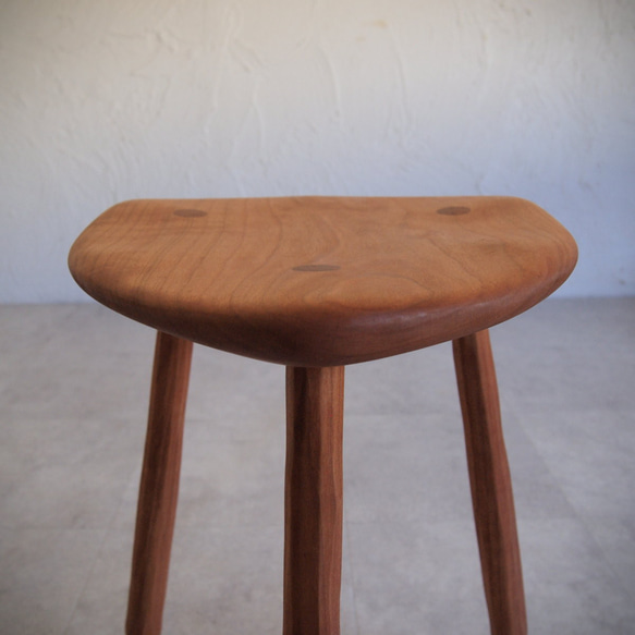 三本脚スツール【ブラックチェリー】 