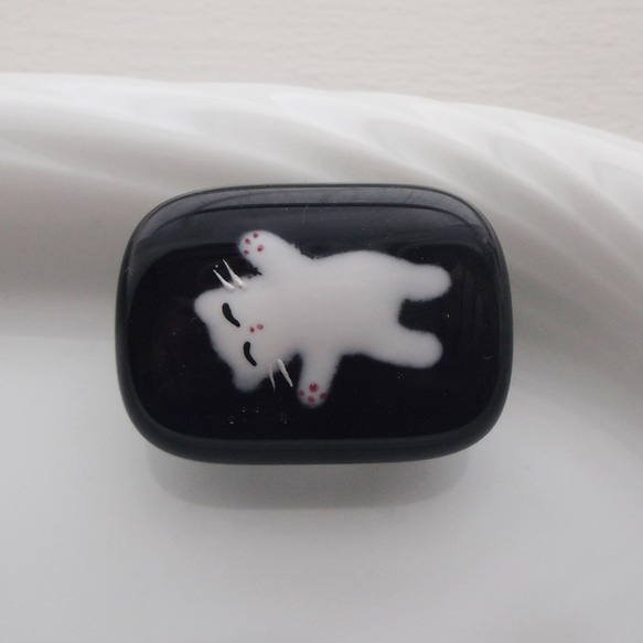 へそ天猫　ガラス　帯留め　ヘアゴム　ブローチ　ポニーフック　白猫　 1枚目の画像