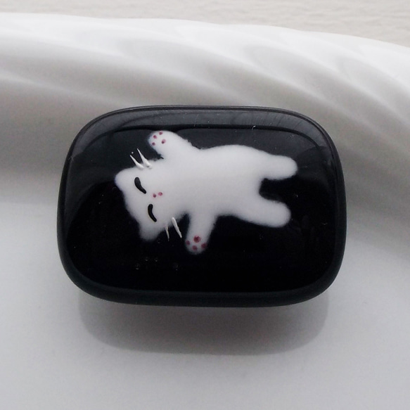 へそ天猫　ガラス　帯留め　ヘアゴム　ブローチ　ポニーフック　白猫　 2枚目の画像