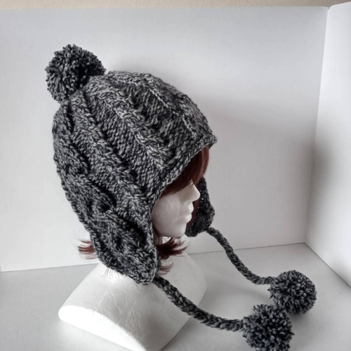 67耳あて付きニット帽 ポンポン付き 三つ編みポンポン付 黒✕グレー
