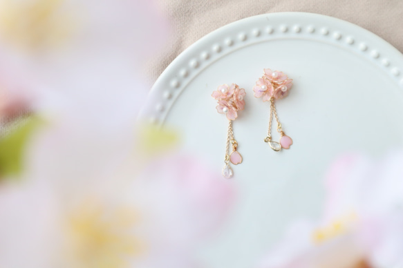 舞い落ちる桜の花束イヤリング/ピアス 2枚目の画像