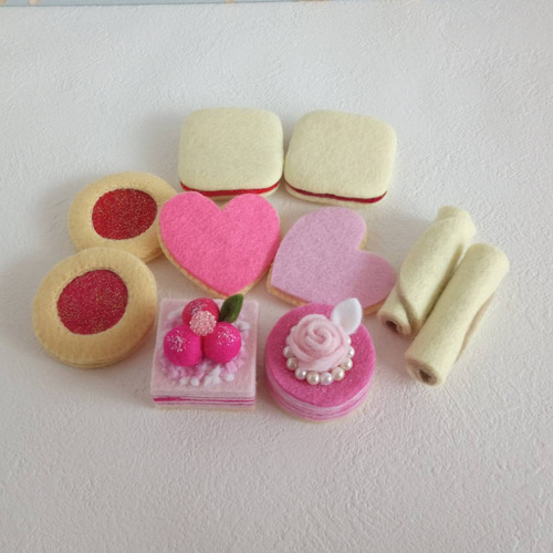 フェルト・刺繍のティーセット＆ケーキ ピンクにバラ 箱付き